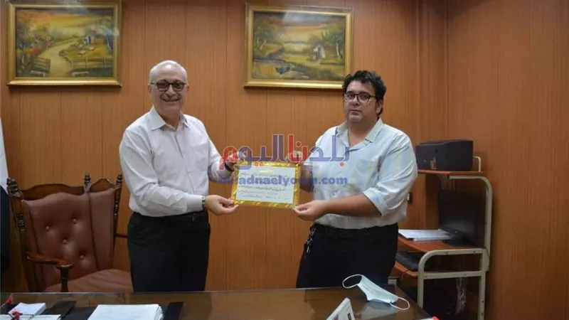 تكريم حلمي اغا كموظف مثالي لهذا العام بالتأمين الصحي بالغربية