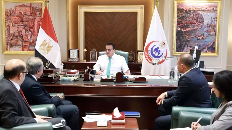 وزير الصحة يجتمع برئيس شركة 