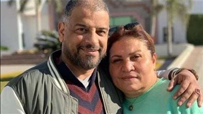 زوجة أشرف مصيلحي تنهار من البكاء أثناء تشييع جثمانه