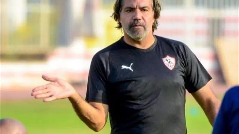 مدحت عبد الهادي يعقد جلسة مع رباعي خط دفاع الزمالك عقب المران