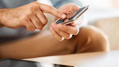الداخلية تكشف ملابسات قيام شخص بإدارة شبكة دولية لاستدراج المراهقات عبر الإنترنت