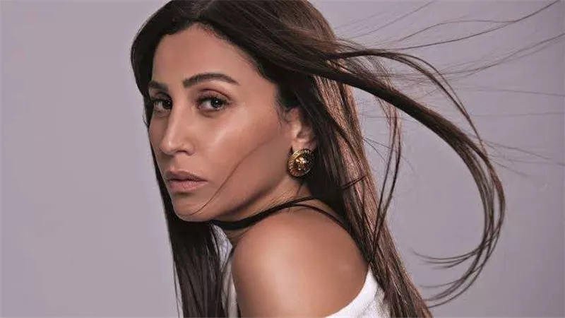 الفنانة دينا الشربيني تعلن تفاصيل عزاء والدها عزاء والدتها