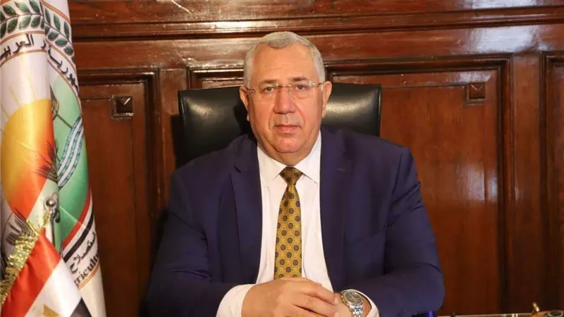 وزير الزراعة يوجه الشكر لرئيس مركز بحوث الصحراء السابق