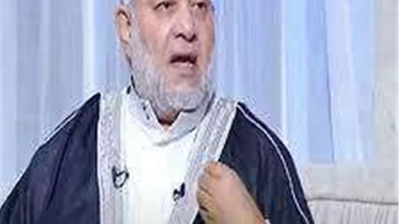 مذيع يظهر بحلاوة المولد على الهواء وأزهري يهدد بالانسحاب بعد خلاف مع داعية