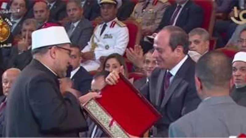 وزير الأوقاف يُهدي الرئيس السيسي 