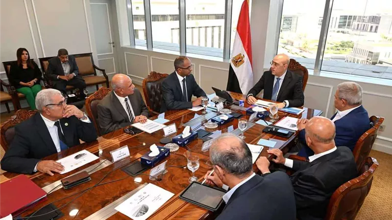 وزير الإسكان يتابع موقف خدمات مياه الشرب والصرف الصحى على مستوى الجمهورية