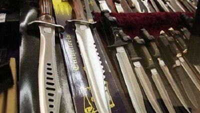 بالصور | مصيرهم الحبس والغرامة.. مزاد للأسلحة البيضاء على «فيس بوك»