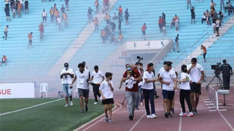 طاقم حكام مباراة الأهلي والترجي يغادر ملعب رادس
