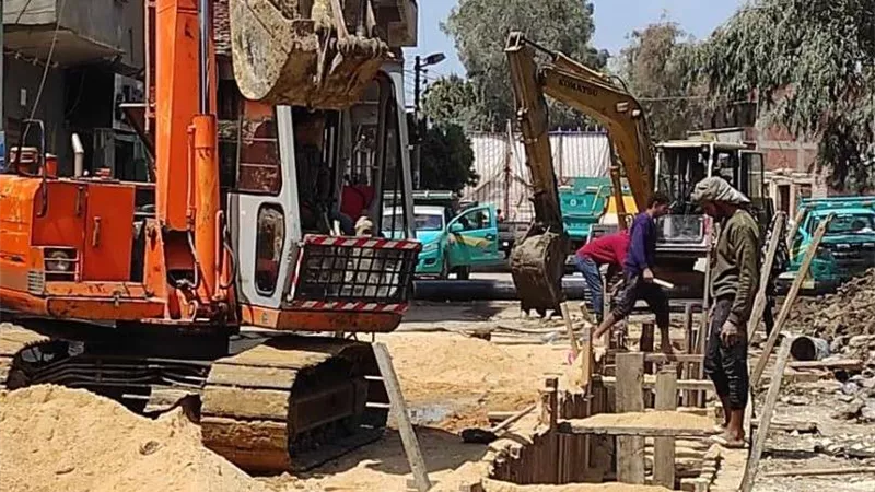 إحلال وتجديد خطوط الصرف الصحي بشبين القناطر