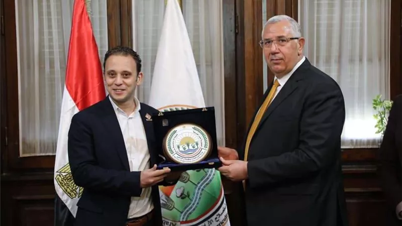 وزير الزراعة يقدم النهنئة لـ