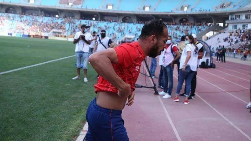 لاعبو الأهلي يغادرون ملعب رادس بعد تعرضهم للاختناق قبل صدام الترجي.. صور