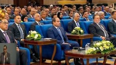 السيسي يشاهد فيلمًا تسجيليًا عن إنجازات قطاع الإسكان
