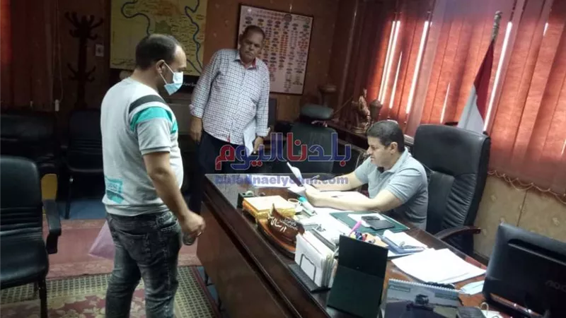 رئيس مدينة أشمون يستجيب لمطالب 60 مواطناً