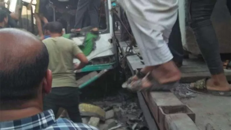 قرار عاجل من النيابة بشأن سائقي الحافلتين المتسببتين في حادث قطار حلوان