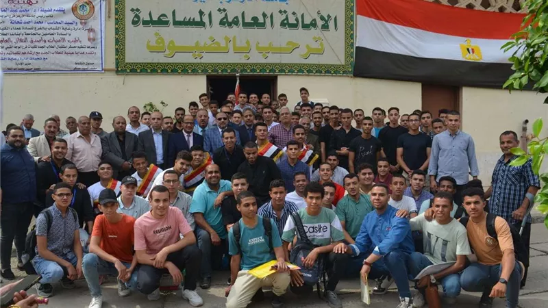 احتفالًا ببدء العام الجديد.. نائب رئيس جامعة الأزهر بأسيوط يشارك الطلاب مراسم تحية العلم