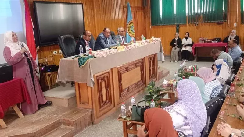 نائب رئيس أزهر أسيوط يشهد حفل استقبال الطالبات الجدد بكلية الطب ويكرم العميد السابق