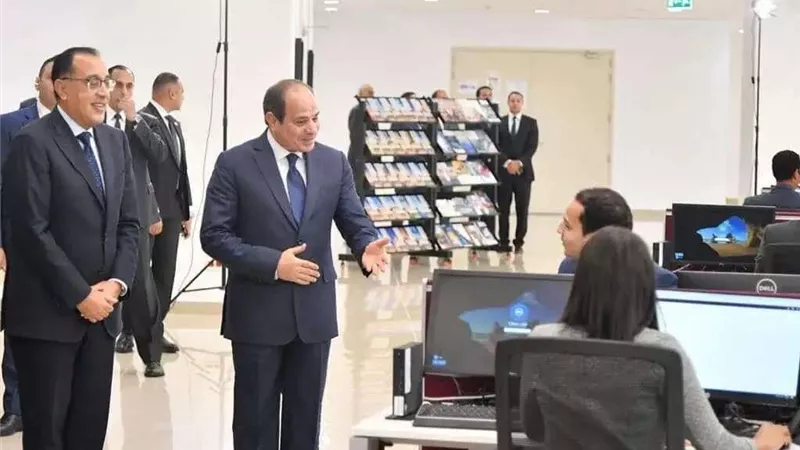مدبولى يرحب بالرئيس السيسي في مقر مجلس الوزراء بالعاصمة الإدارية