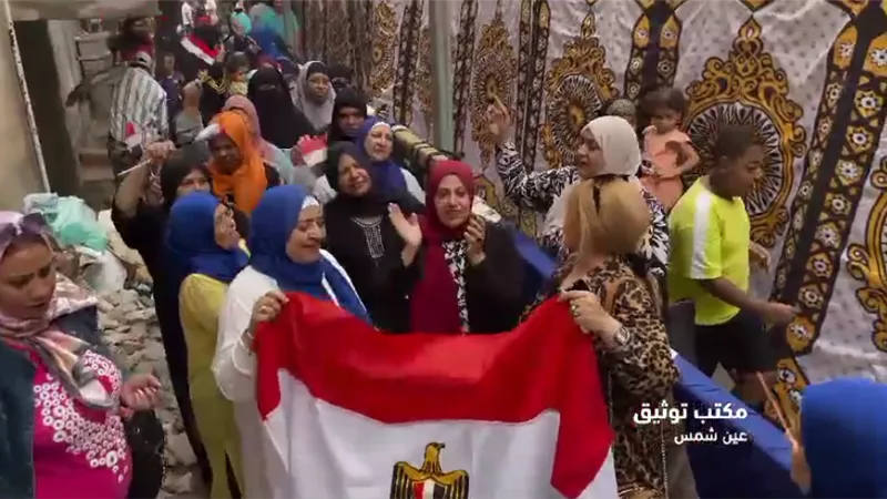 بالفيديو «بالفرحة والزغاريط» توافد المواطنين على مكتب الشهر العقاري بعين شمس لتحرير توكيلات الترشح للرئيس السيسي