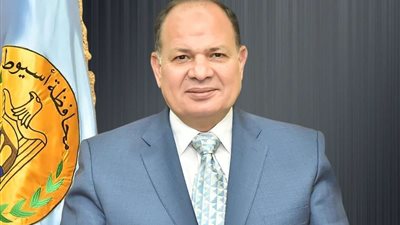 محافظ أسيوط يطمئن المواطنين على سلامة كوبرى الهلالى
