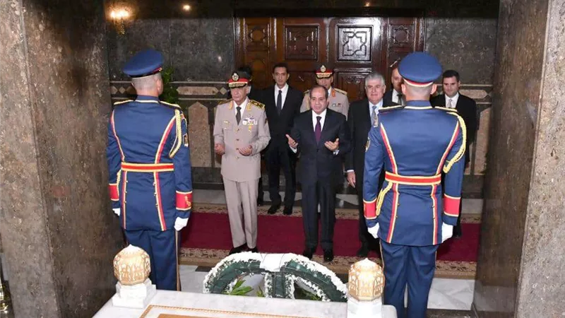 السيسي يضع إكليلًا من الزهور على النصب التذكاري لشهداء القوات المسلحة
