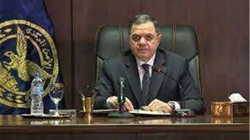 وزير الداخلية يهنئ رئيس الجمهورية ووزير الدفاع باحتفالات ذكري نصر أكتوبر المجيد
