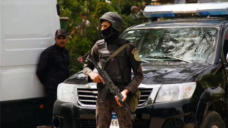 الداخلية تضبط 232 قضية مخدرات وتنفذ 63215 حكمًا قضائيًا