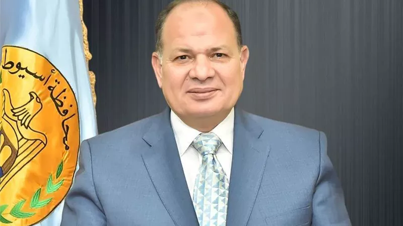 محافظ أسيوط يطمئن المواطنين على سلامة كوبرى الهلالى