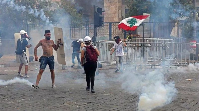 سقوط عدد من الجرحى إثر اشتباك بين الجيش اللبناني والمحتجين