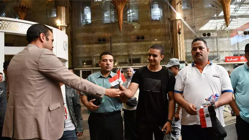 احتفالا بانتصارات أكتوبر.. السكة الحديد توزع الورود والأعلام على الركاب