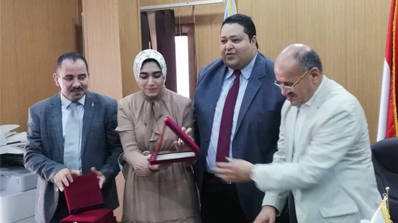 نقابه العلميين بالدقهلية تكرم أوائل الشهادة الإعدادية