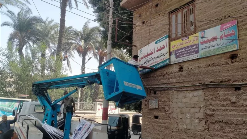 محافظ أسيوط يوجه باستكمال حملات إزالة اللافتات المخالفة