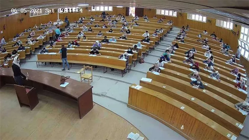 ضبط طالب ثانوي صناعي يؤدي الامتحان بدلًا من صديقه بـ 