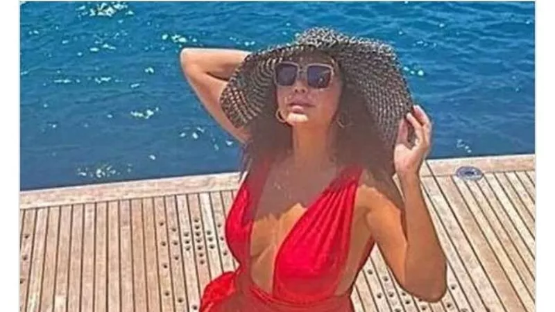 بإطلالة حمراء.. رانيا يوسف تخطف أنظار جمهورها