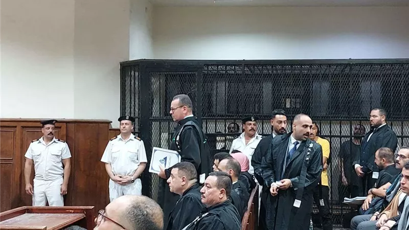 مشادة لدفاع المتهمين أثناء جلسة محاكمة طبيب الساحل