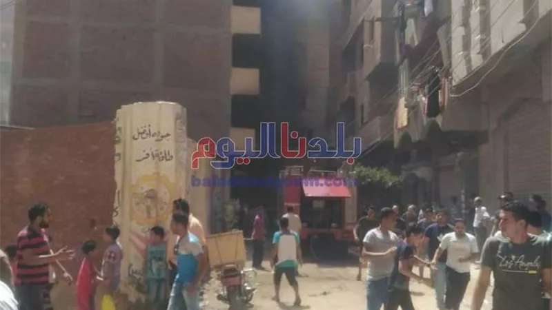 بالصور | تفحم عقار سكني في المحلة إثر حريق هائل بمخزن مواد كيمائية
