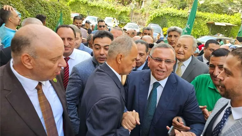 قبل تقديم أوراق ترشحه لانتخابات رئاسة الجمهورية.. الوفدييون يستقبلون عبدالسند يمامة بالهتافات وأعلام الوفد