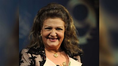 ميمي جمال تتسلم درع تكريم من مهرجان شرم الشيخ الدولي للمسرح الشبابي