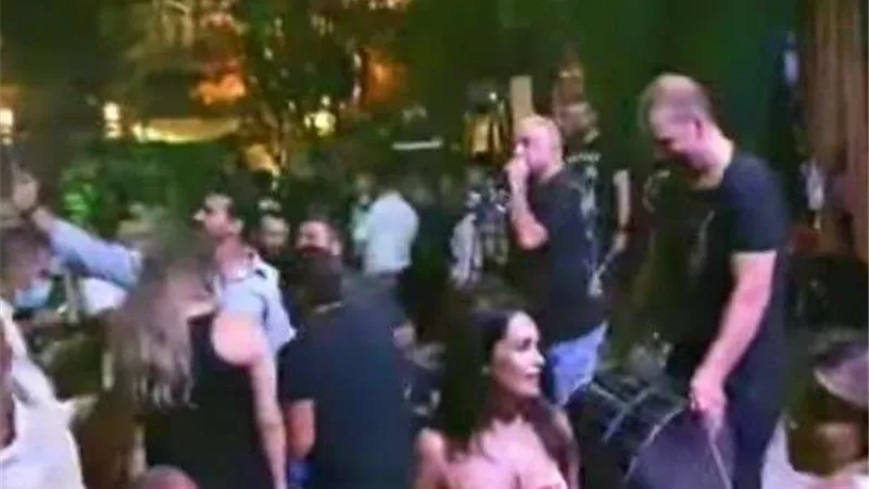 مغني لبناني يثير الجدل أثناء حفل غنائي في بيروت
