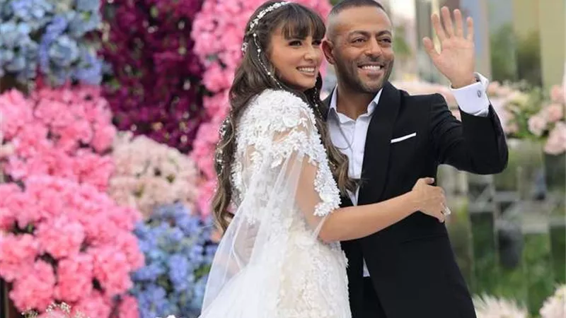 صور| تامر عشور يشارك جمهوره على السوشيال ميديا لحظة زفافه