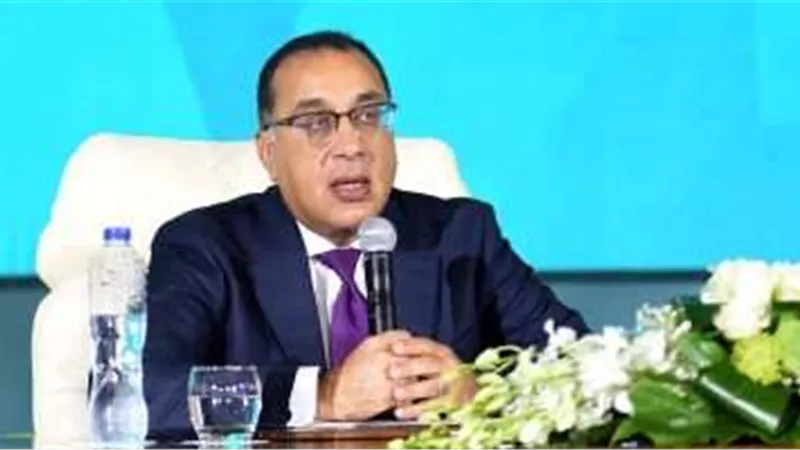 رئيس الوزراء يًعلن تخفيض أسعار السكر والزيت والألبان بقيمة 25%