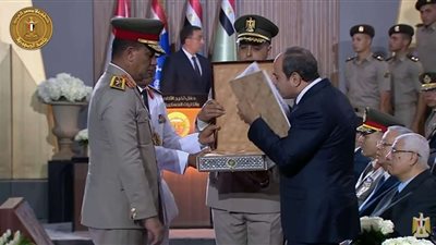 شاهد| الرئيس السيسي يقبل المصحف خلال حفل تخرج الكليات العسكرية