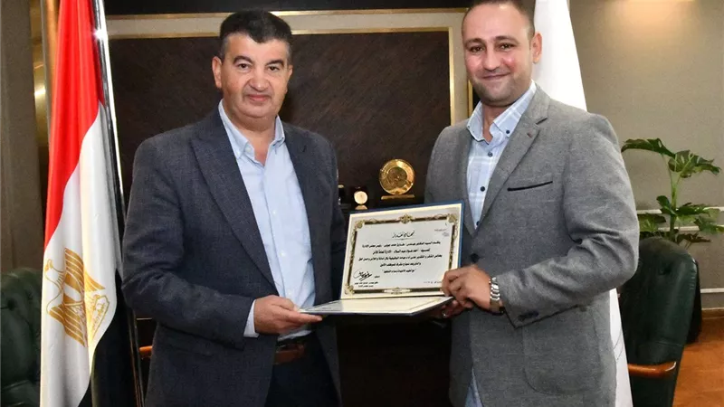 رئيس مجلس إدارة الهيئة القومية للأنفاق يُكرم أحد الموظفين لأمانته