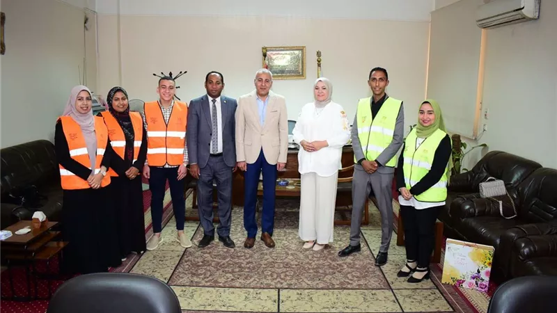رئيس جامعة سوهاج يجتمع مع فريق عمل بيت التطوع ويوجه بتكثيف حملات التوعية بمخاطر الإدمان