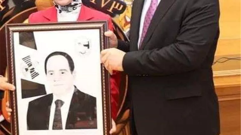 بورتريه في حب السيسي.. طالبة بجامعة سوهاج من ذوي القدرات الخاصة تبدع في رسم صورة الرئيس