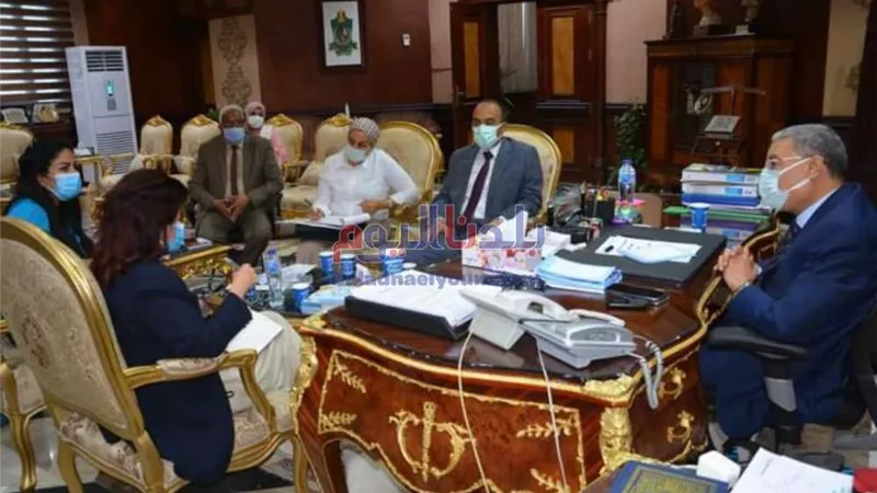 محافظ المنيا يبحث مع وفد 