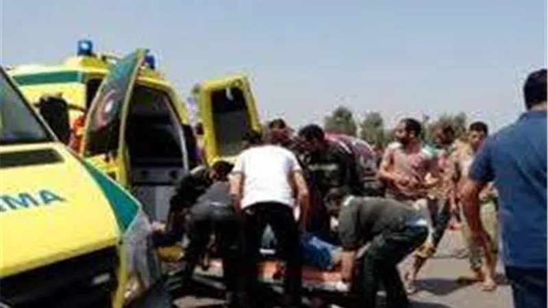خلال عبوره الطريق.. إصابة شخص صدمته سيارة مُسرعة بطريق الفيوم الصحراوي