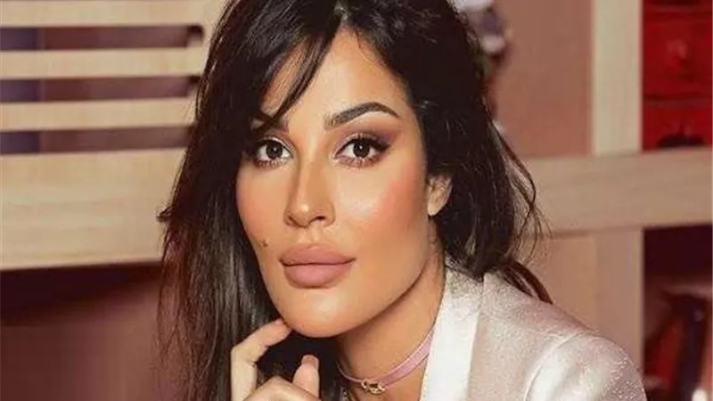 فنانة لبنانية شهيرة تتعرض للتنمر بعد إصابة وجهها بجروح في انفجار مرفأ بيروت