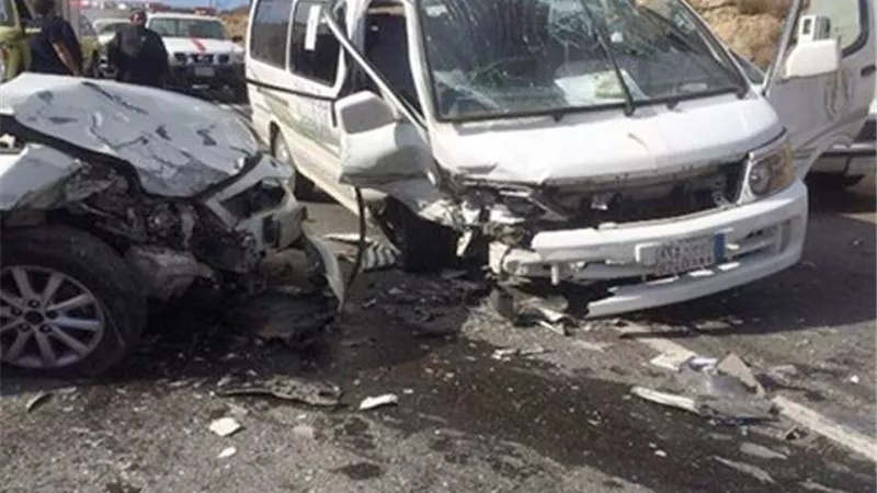 الاستعلام عن الحالة الصحية لـ 13 شخصًا أصيبوا في تصادم سيارتين بطريق الفيوم الصحراوي