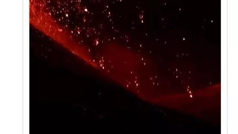 بالفيديو.. بركان يغلق المطارات في إيطاليا