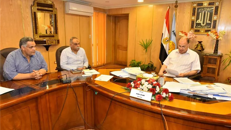 محافظ أسيوط يناقش الموقف التنفيذى لـ 7 مشروعات بتكلفة 555 مليون جنيه